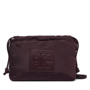 Torebka Calvin Klein. Czerwone listonoszki Calvin Klein, bez wzorów, bez dodatków. Za 329,99 zł.