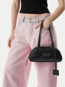 Tommy Jeans Torebka Tjw Bold Shoulder Bag AW0AW18787 Czarny. Czarne torebki klasyczne Tommy Jeans, bez wzorów, z jeansu, bez dodatków. Za 449,99 zł.