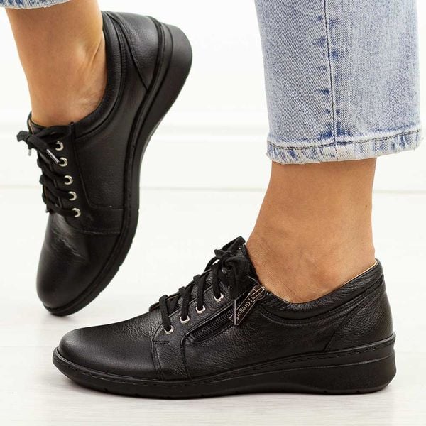 Czarne skórzane Polskie półbuty damskie Gregors 1152. Czarne półbuty Gregors, na jesień, bez wzorów, z jeansu, bez obcasa, na płaskiej podeszwie, bez zapięcia. W wyprzedaży za 323,10 zł.