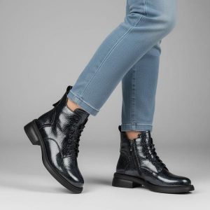 Botki damskie S. Barski, na solidnym płaskim obcasie skórzane i zapinane na zamek, niebieskie, LZ52-954. Niebieskie botki S.BARSKI, bez wzorów, bez obcasa, na płaskiej podeszwie, bez zapięcia. Za 348,99 zł.