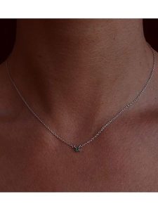 Les Petites Précieuses Srebrny naszyjnik ze szmaragdem - dł. 40 cm rozmiar: onesize. Szare naszyjniki Les Petites Précieuses, z szmaragdem, srebrne. Za 100,04 zł.