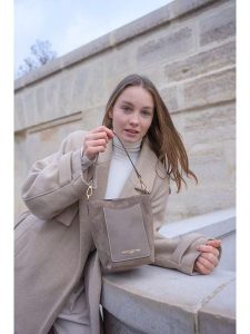 Maison héritage PARIS Skórzana torebka "Mini Leyla" w kolorze szarobrązowym - 12 x 20 x 11 cm rozmiar: onesize. Brązowe torebki klasyczne Maison héritage PARIS, bez wzorów, z materiału, przez ramię, bez dodatków. Za 260,99 zł.