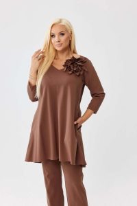 Asymetryczna karmelowa tunika Florina z wydłużonym tyłem i odpinanym kwiatem PLUS SIZE XXL OVERSIZE JESIEŃ. Tuniki Moda Size Plus Iwanek, do pracy, na jesień, l, bez wzorów, z nylonu, biznesowe, z asymetrycznym kołnierzem, plus size, bez ramiączek. Za 229,90 zł.