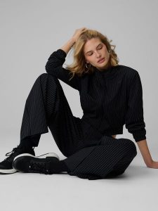4F Bluza dresowa relaxed bez kaptura damska - czarna S. Czarne bluzy 4f, s, bez wzorów, z dresówki, bez kaptura. Za 199,99 zł.