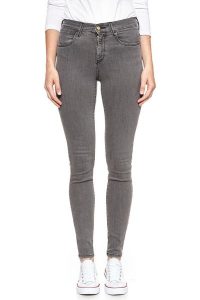 WRANGLER HIGH SKINNY CONCRETE PLAN W27HQG25P 112128112. Szare rurki Wrangler, z jeansu. W wyprzedaży za 89,99 zł.