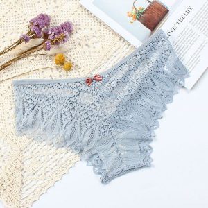 Koronkowe figi z wycięciami na romantyczny wieczór Emyle. Białe figi Intica, z aplikacjami, z koronki. Za 49,00 zł.