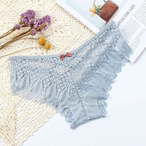 Koronkowe figi z wycięciami na romantyczny wieczór Emyle. Białe figi Intica, z aplikacjami, z koronki. Za 49,00 zł.