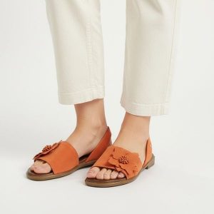 Sandały damskie Armodo, cholewka ze skóry naturalnej płaskie odkryte palce pasek na pięcie ozdobny kwiat, pomarańczowe, 40471. Brązowe sandały Armodo, bez wzorów, ze skóry, bez obcasa, na płaskiej podeszwie, bez zapięcia. Za 329,00 zł.