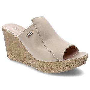 Beżowe Klapki Lamanti Skórzane Buty Damskie. Brązowe klapki Lamanti, z aplikacjami, ze skóry, bez obcasa, na koturnie. Za 239,00 zł.