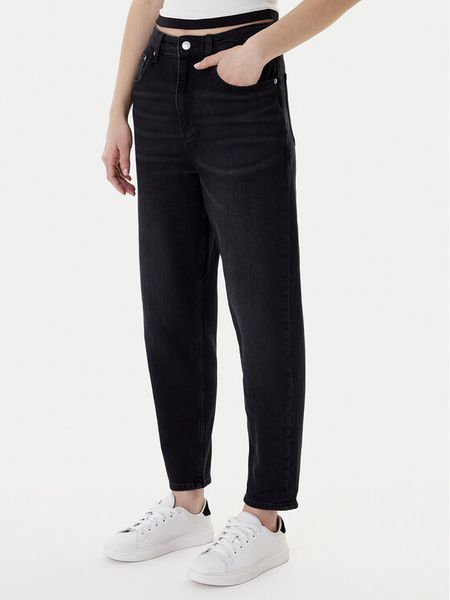 Tommy Jeans Jeansy DW0DW22442 Czarny Mom Fit. Czarne jeansy Tommy Jeans, bez wzorów, z bawełny. Za 292,99 zł.