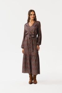 Sukienka Maxi z Nadrukiem z Długim Rękawem. Sukienki MOE, l, bez wzorów, z materiału, bez kołnierzyka, bez ramiączek, maxi. Za 359,90 zł.
