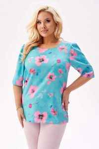 Bluzka Spring z krótkim rękawem i lekką bufką w odcieniach turkusowego błękitu w różowe kwiaty PLUS SIZE XXL. Czerwone bluzki Moda Size Plus Iwanek, plus size, bez wzorów, z elastanu, biznesowe, bez kołnierzyka, plus size, bez ramiączek. W wyprzedaży za 99,90 zł.