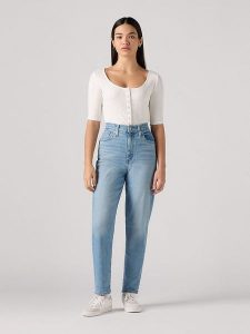 Levi's Dżinsy - Mom fit - w kolorze błękitnym rozmiar: W30/L29. Niebieskie jeansy Levi's®, z aplikacjami, z podwyższonym stanem. Za 140,53 zł.