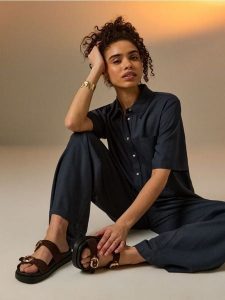 Klapki z dwoma paskami i ozdobnymi klamrami - brązowy. Brązowe klapki Sinsay, bez wzorów, bez obcasa. Za 49,99 zł.