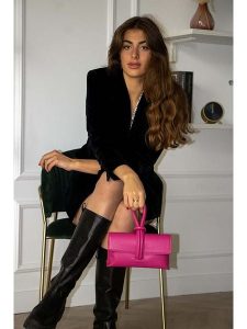 Victor & Hugo Paris Skórzana torebka "Emy" w kolorze różowym - 22 x 11 x 5 cm rozmiar: onesize. Różowe torebki klasyczne Victor & Hugo Paris, bez wzorów, z materiału, przez ramię, bez dodatków. Za 239,99 zł.