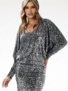 Sukienka Model A700 Grey - awama. Szare sukienki Awama, na karnawał, l, bez wzorów, z weluru, eleganckie, bez kołnierzyka, plus size, bez ramiączek, mini. Za 385,57 zł.