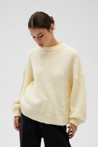 Sweter oversize z bufiastymi rękawami w kolorze BUTTER YELLOW - RIVERO-UNI. Żółte swetry oversize Marsala, na lato, bez wzorów, z wełny, bez ramiączek. Za 249,90 zł.