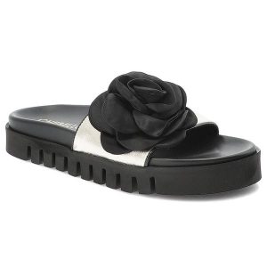 Klapki damskie Chebello, na platformie skórzane z ozdobnym kwiatem, złote, 4739-046. Żółte klapki CheBello, z aplikacjami, bez obcasa, na platformie. Za 429,00 zł.