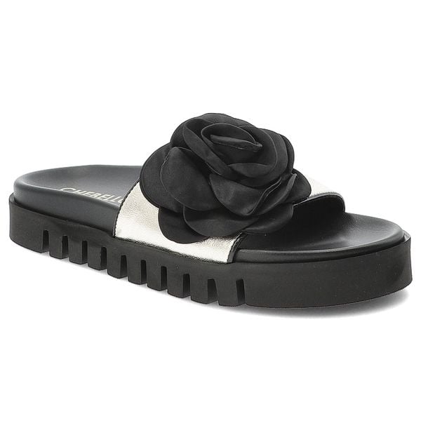 Klapki damskie Chebello, na platformie skórzane z ozdobnym kwiatem, złote, 4739-046. Żółte klapki CheBello, z aplikacjami, bez obcasa, na platformie. Za 476,90 zł.