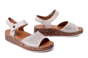 MANITU 910330-08 beige, sandały damskie. Brązowe sandały Manitu, bez wzorów, ze skóry, bez obcasa, na koturnie, bez zapięcia. Za 269,90 zł.