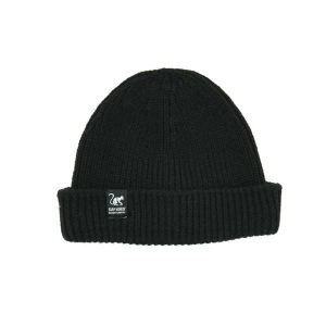 Czapka Docker – rozmiar uniwersalny – poliester z recyklingu (czarna). Czarne czapki SURF MONKEY, bez wzorów, z materiału. Za 119,95 zł.