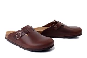 DR. BRINKMANN 600178-02 braun, klapki damskie. Brązowe klapki Dr. Brinkmann, bez wzorów, ze skóry, bez obcasa. Za 263,42 zł.