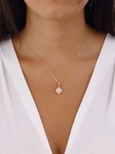 Nakkash Pozłacany naszyjnik z masą perłową - dł. 42 cm rozmiar: onesize. Białe naszyjniki Nakkash, z perłą, metalowe. Za 43,99 zł.