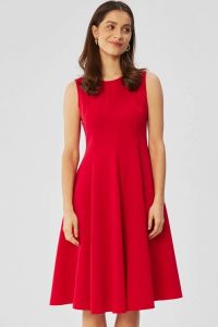Elegancka rozkloszowana sukienka koktajlowa czerwona. Czerwone sukienki Stylove, m, bez wzorów, eleganckie, bez kołnierzyka, bez ramiączek, rozkloszowane. Za 389,00 zł.