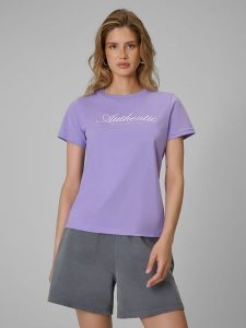 4F T-shirt regular z nadrukiem damski - fioletowy M. Fioletowe t-shirty 4f, m, bez wzorów, z bawełny, bez kołnierzyka, bez ramiączek. Za 59,99 zł.