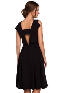 Elegancka rozkloszowana sukienka z dekoltem na plecach czarna. Czarne sukienki Sukienki.shop, do pracy, xxl, bez wzorów, biznesowe, bez kołnierzyka, bez ramiączek, midi, rozkloszowane. W wyprzedaży za 237,00 zł.