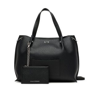 Torebka Armani Exchange. Czarne torebki klasyczne Armani Exchange, bez wzorów, bez dodatków. Za 609,99 zł.