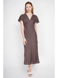 ASSUILI Lniana sukienka w kolorze brązowym rozmiar: 38. Brązowe sukienki Assuili, bez wzorów, ze lnu, bez kołnierzyka, bez ramiączek, midi. Za 130,99 zł.