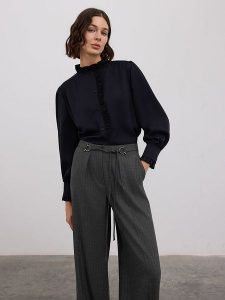 BGN Bluzka w kolorze czarnym rozmiar: 38. Czarne bluzki BGN, bez wzorów, bez kołnierzyka, bez ramiączek. Za 118,28 zł.