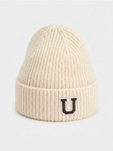 Prążkowana czapka beanie z naszywką - kremowy. Białe czapki Sinsay, z aplikacjami, prążkowane. Za 15,99 zł.
