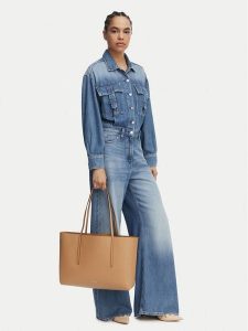 Calvin Klein Torebka Foil Logo Tote LV04F3274G Beżowy. Brązowe shopper bag Calvin Klein, bez wzorów, ze skóry, bez dodatków. Za 649,99 zł.