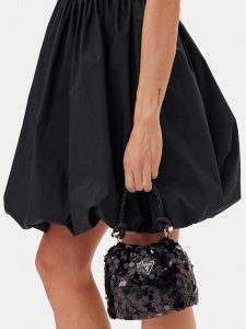 Guess Torebka HWEG95 38750 Czarny. Czarne torebki klasyczne Guess, z aplikacjami, z materiału, bez dodatków. Za 479,99 zł.