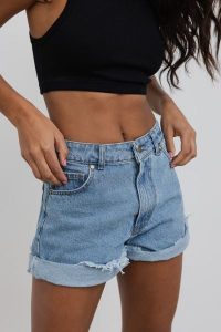 Szorty jeansowe z wysokim stanem w kolorze BLUE - VANITY -L. Niebieskie szorty Marsala, bez wzorów, z denimu, casualowe, z podwyższonym stanem. Za 349,90 zł.