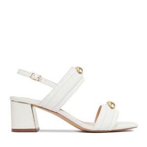 Sandały Lasocki. Białe sandały Lasocki, bez wzorów, bez obcasa, na słupku, bez zapięcia. Za 229,99 zł.