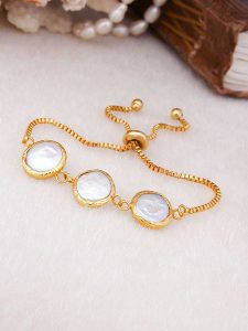 L'Atelier de Gaia Pozłacana bransoletka z elementami ozdobnymi rozmiar: onesize. Białe bransoletki L'Atelier de Gaia, z perłą, pozłacane. Za 69,99 zł.