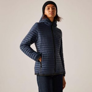 Kurtka damska przejściowa ocieplana Rigain. Niebieskie kurtki Regatta, bez wzorów, z puchu, bez kaptura. Za 279,99 zł.