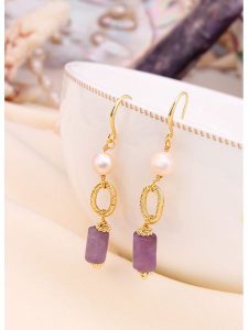 L'Atelier de Gaia Pozłacane kolczyki z perłami i ametystami rozmiar: onesize. Białe kolczyki L'Atelier de Gaia, z ametystem, pozłacane. Za 43,99 zł.