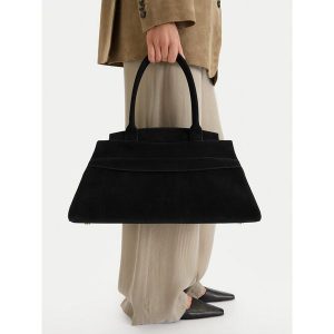 Torebka GINO ROSSI. Czarne kuferki Gino Rossi, bez wzorów, bez dodatków. Za 499,99 zł.