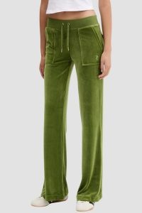 JUICY COUTURE Oliwkowe spodnie dresowe damskie Layla Low Rise, Rozmiar S. Zielone spodnie dresowe Juicy Couture, s, bez wzorów, z dresówki. Za 499,99 zł.