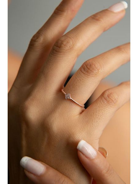 Lodie Silver Srebrny pierścionek z cyrkoniami rozmiar: onesize. Szare pierścionki Lodie Silver, z cyrkonią, srebrne. Za 74,11 zł.