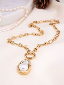 Charlize Pozłacany naszyjnik perłą - dł. 50 cm rozmiar: onesize. Białe naszyjniki Charlize, z perłą, pozłacane. Za 122,09 zł.