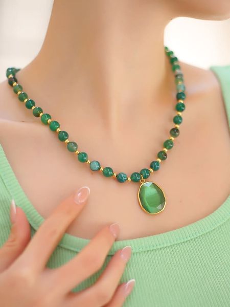 L'Atelier de Gaia Pozłacany naszyjnik z elementami ozdobnymi - dł. 50 cm rozmiar: onesize. Zielone naszyjniki L'Atelier de Gaia, z agatem, pozłacane. Za 104,64 zł.