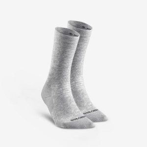 Skarpety turystyczne Quechua SH100 Mid. Szare skarpetki QUECHUA, bez wzorów, z elastanu. Za 39,99 zł.