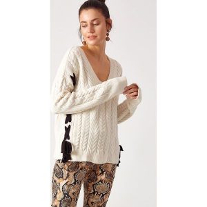 Sweter w kolorze beżowym. Długie swetry marki Robin. W wyprzedaży za 159,95 zł.