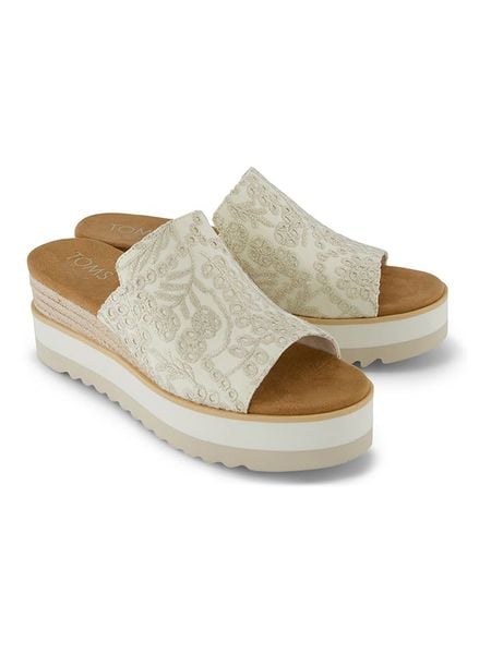 TOMS Klapki w kolorze kremowym na koturnie rozmiar: 40. Brązowe klapki Toms, bez wzorów, z otwartym noskiem, bez obcasa, na koturnie. Za 259,95 zł.