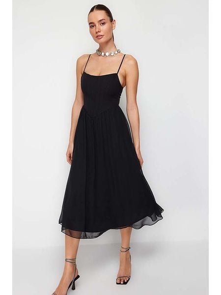 Trendyol Sukienka w kolorze czarnym rozmiar: 34. Czarne sukienki Trendyol, bez wzorów, bez kołnierzyka, bez ramiączek, midi, rozkloszowane. Za 96,14 zł.